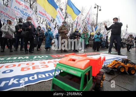 Nicht exklusiv: KIEW, UKRAINE - 2. APRIL 2021 - Investoren der Arcada Bank halten am 12/2. Mykhaila Hruschewsk eine Kundgebung vor dem ukrainischen Regierungsgebäude ab Stockfoto