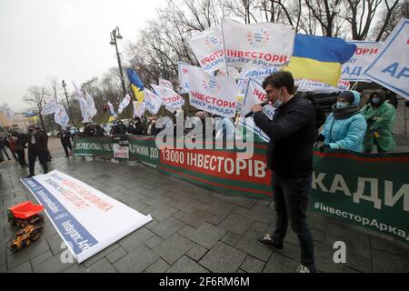 Nicht exklusiv: KIEW, UKRAINE - 2. APRIL 2021 - Investoren der Arcada Bank halten am 12/2. Mykhaila Hruschewsk eine Kundgebung vor dem ukrainischen Regierungsgebäude ab Stockfoto