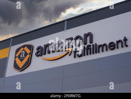 Poznan, Polen - 02. April 2021: Amazon Logistikzentrum, Vertriebs- und Distributionslager durch Amazon in Poznan Stockfoto