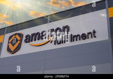 Poznan, Polen - 02. April 2021: Amazonas-Logo an der Fassade eines Gebäudes - Sonnenuntergang. Stockfoto