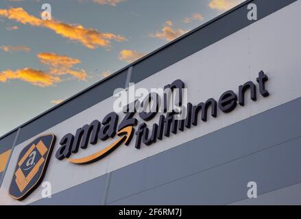 Poznan, Polen - 02. April 2021: Amazon Logistikzentrum, Vertriebs- und Distributionslager durch Amazon in Poznan Stockfoto