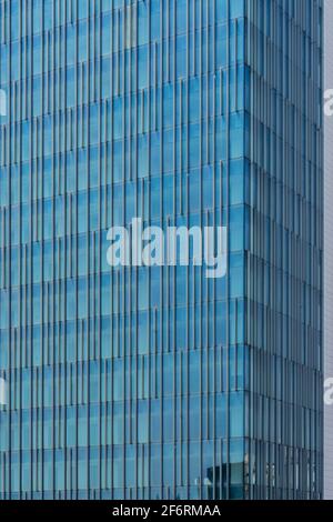 Rückseite und Seite Vollglaswand mit dem Muster der modernen Klasse A Bürogebäude Außenfassade füllt den Rahmen, Bukarest, Rumänien Stockfoto