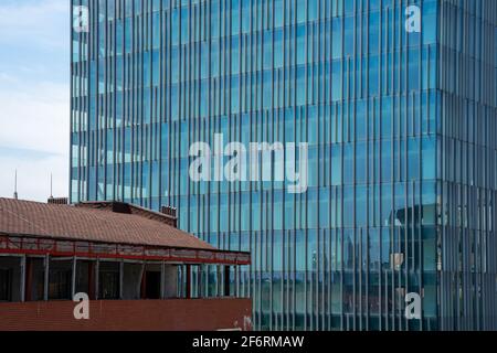 Das Glasbüro der Klasse A modernes Gebäude neben dem Dach des alten Gebäudes in St. Leturana, Bukarest, Rumänien Stockfoto