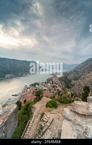 Blick auf die alten Stadtmauern aus dem 16. Jahrhundert, die sich über den Hang erstrecken und sich bis nach Kotor hinunterschlängeln. Stockfoto