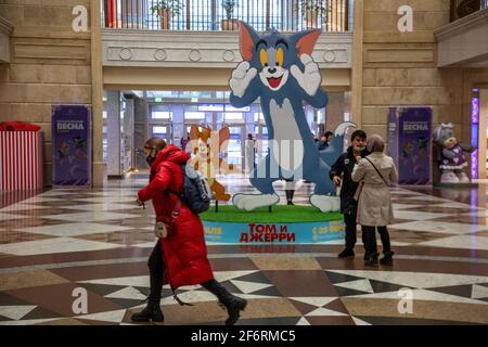 Moskau, Russland. März 2021. Die Werbeinstallation Tom & Jerry Film, die Warner Bros Picters am 26. Februar 2021 in den USA veröffentlicht hat, wurde in der Lobby des Children's World Stores im Zentrum der russischen Stadt Moskau installiert Stockfoto