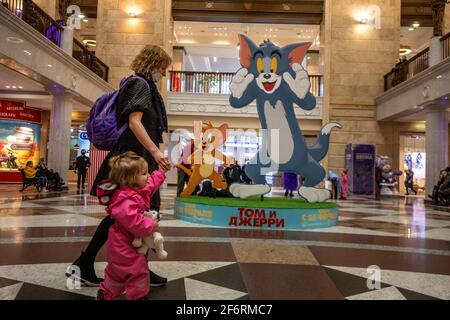 Moskau, Russland. März 2021. Die Werbeinstallation Tom & Jerry Film, die Warner Bros Picters am 26. Februar 2021 in den USA veröffentlicht hat, wurde in der Lobby des Children's World Stores im Zentrum der russischen Stadt Moskau installiert Stockfoto