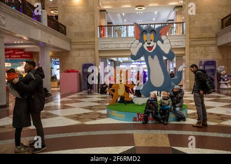 Moskau, Russland. März 2021. Die Werbeinstallation Tom & Jerry Film, die Warner Bros Picters am 26. Februar 2021 in den USA veröffentlicht hat, wurde in der Lobby des Children's World Stores im Zentrum der russischen Stadt Moskau installiert Stockfoto