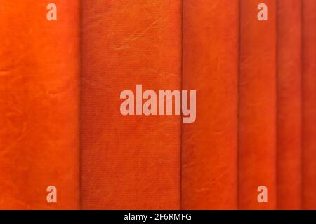 Schiebetür, roter Vorhang aus dem Leder des Konferenzraums im Hotel. Gewelltes abstraktes Muster Wand Textur Hintergrund. Stockfoto