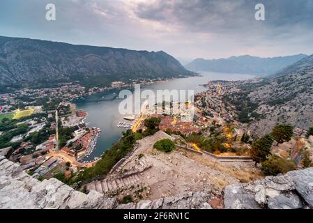 Blick auf die alten Stadtmauern aus dem 16. Jahrhundert, die sich über den Hang erstrecken und sich bis nach Kotor hinunterschlängeln. Stockfoto