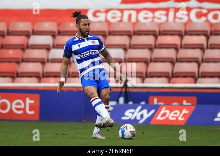 Barnsley, Großbritannien. April 2021. Liam Moore #6 von Reading in Aktion während des Spiels in Barmsley, Großbritannien am 4/2/2021. (Foto von Mark Cosgrove/News Images/Sipa USA) Quelle: SIPA USA/Alamy Live News Stockfoto