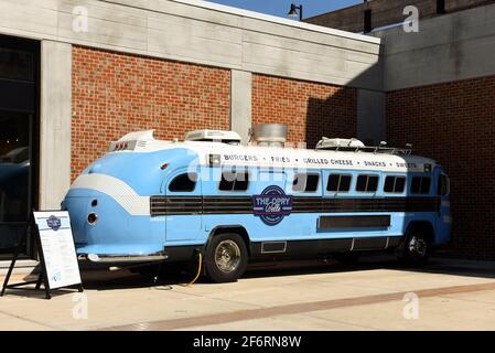 Nashville, TN, USA - 22. September 2019: Der Opry Belle Food Bus, der vor dem Grand Ole Opry House geparkt ist, ist eine voll funktionsfähige mobile Küche, die wa Stockfoto