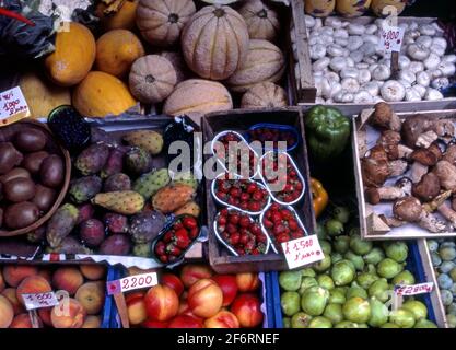 Bunte Ausstellung von Produkten auf dem Straßenmarkt in Siena, Italien Stockfoto