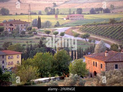 Landhäuser und Felder in landschaftlich reizvoller Landschaft im Valdarno in der Toskana, Italien Stockfoto