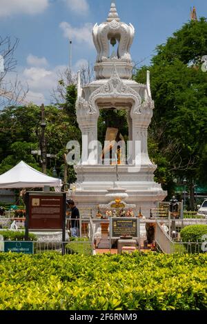 Bangkok, Thailand - 16. Juli 2016: Eine geschmückte Statue von Mutter Erde, die ihr die Haare drückt. Stockfoto