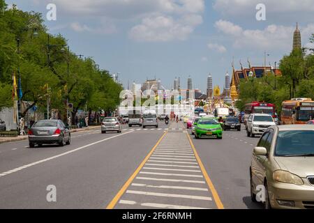 Bangkok, Thailand - 16. Juli 2016: Eine verkehrsreiche Straße, die zum Großen Palast führt. Stockfoto