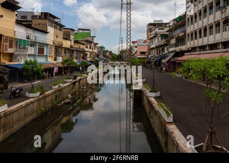 Bangkok, Thailand - 16. Juli 2016: Ein Viertel in Bangkok an den Rändern eines kleinen Flusses. Stockfoto