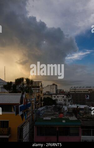 Bangkok, Thailand - 16. Juli 2016: Während der Regenzeit nähern sich Sturmwolken Bangkok. Stockfoto