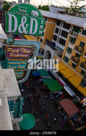 Bangkok, Thailand - 16. Juli 2016: Der Backpacker-Hafen der Khaosan Road vom Dach aus gesehen. Stockfoto