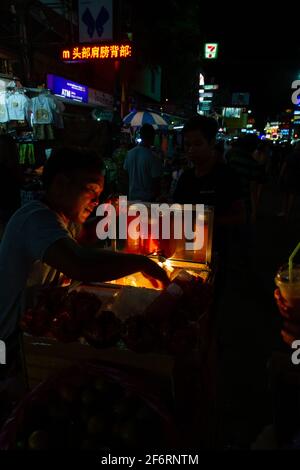 Bangkok, Thailand - 16. Juli 2016: Frisch gepresster Saft wird spät in der Nacht auf der Khaosan Road verkauft. Stockfoto