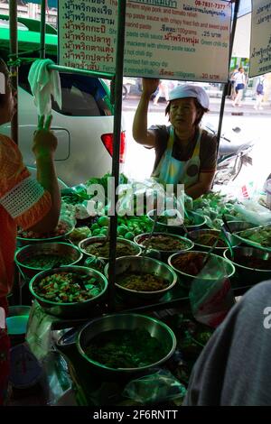 Bangkok, Thailand - 17. Juli 2016: Gemüse, Dips und Beilagen zum Verkauf durch einen Straßenhändler. Stockfoto