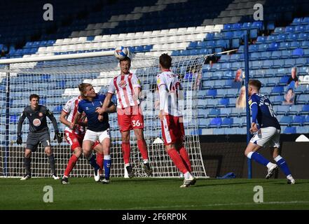 OLDHAM. VEREINIGTES KÖNIGREICH. 2. APRIL: Luke Norris von Stevenage nimmt den Ball von Carl Piergianni von Oldham Athletic während des Spiels der Sky Bet League 2 zwischen Oldham Athletic und Stevenage im Boundary Park, Oldham, am Freitag, den 2. April 2021, ab. (Kredit: Eddie Garvey) Kredit: MI Nachrichten & Sport /Alamy Live Nachrichten Stockfoto