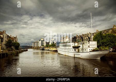 Das hundert Jahre alte Schiff Ocean Mist dockte in Leith in Edinburgh an. Stockfoto