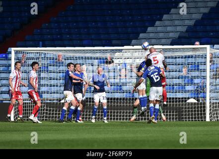 OLDHAM. VEREINIGTES KÖNIGREICH. 2. APRIL: Scott Cuthbert von Stevenage erzielt das erste Tor seines Spielers während des Sky Bet League 2-Spiels zwischen Oldham Athletic und Stevenage am Freitag, den 2. April 2021 im Boundary Park, Oldham. (Kredit: Eddie Garvey) Kredit: MI Nachrichten & Sport /Alamy Live Nachrichten Stockfoto