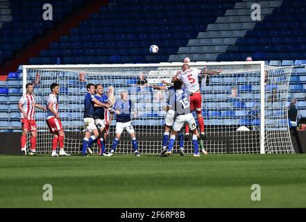 OLDHAM. VEREINIGTES KÖNIGREICH. 2. APRIL: Scott Cuthbert von Stevenage erzielt das erste Tor seines Spielers während des Sky Bet League 2-Spiels zwischen Oldham Athletic und Stevenage am Freitag, den 2. April 2021 im Boundary Park, Oldham. (Kredit: Eddie Garvey) Kredit: MI Nachrichten & Sport /Alamy Live Nachrichten Stockfoto