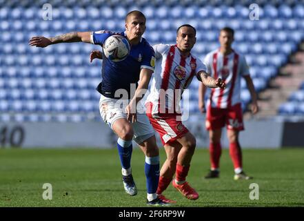 OLDHAM. VEREINIGTES KÖNIGREICH. 2. APRIL: Harry Clarke von Oldham Athletic tuselt mit Elliott List of Stevenage während des Spiels der Sky Bet League 2 zwischen Oldham Athletic und Stevenage im Boundary Park, Oldham, am Freitag, den 2. April 2021. (Kredit: Eddie Garvey) Kredit: MI Nachrichten & Sport /Alamy Live Nachrichten Stockfoto