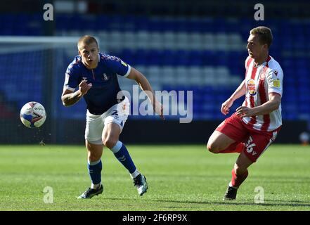 OLDHAM. VEREINIGTES KÖNIGREICH. 2. APRIL: Harry Clarke von Oldham Athletic tuselt mit Luke Norris von Stevenage während des Sky Bet League 2-Spiels zwischen Oldham Athletic und Stevenage im Boundary Park, Oldham, am Freitag, den 2. April 2021. (Kredit: Eddie Garvey) Kredit: MI Nachrichten & Sport /Alamy Live Nachrichten Stockfoto