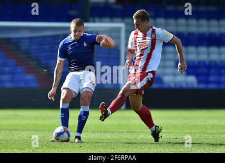 OLDHAM. VEREINIGTES KÖNIGREICH. 2. APRIL: Harry Clarke von Oldham Athletic tuselt mit Luke Norris von Stevenage während des Sky Bet League 2-Spiels zwischen Oldham Athletic und Stevenage im Boundary Park, Oldham, am Freitag, den 2. April 2021. (Kredit: Eddie Garvey) Kredit: MI Nachrichten & Sport /Alamy Live Nachrichten Stockfoto