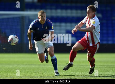 OLDHAM. VEREINIGTES KÖNIGREICH. 2. APRIL: Harry Clarke von Oldham Athletic tuselt mit Luke Norris von Stevenage während des Sky Bet League 2-Spiels zwischen Oldham Athletic und Stevenage im Boundary Park, Oldham, am Freitag, den 2. April 2021. (Kredit: Eddie Garvey) Kredit: MI Nachrichten & Sport /Alamy Live Nachrichten Stockfoto