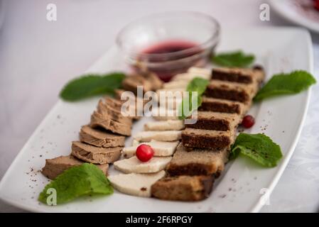 Schneiden Sie Paates auf einem weißen Teller Stockfoto