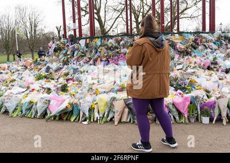 Blumengewähr und Nachricht hinterlassen am Clapham Common Bandstand für Sarah Everard, die von dem Verdächtigen entführt und ermordet wurde Met Police Officer Wayne Stockfoto