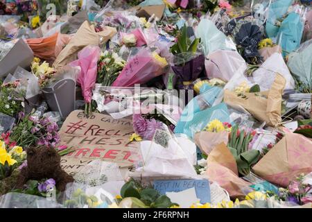 Blumengewähr und Nachricht hinterlassen am Clapham Common Bandstand für Sarah Everard, die von dem Verdächtigen entführt und ermordet wurde Met Police Officer Wayne Stockfoto