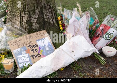 Blumengewähr und Nachricht hinterlassen am Clapham Common Bandstand für Sarah Everard, die von dem Verdächtigen entführt und ermordet wurde Met Police Officer Wayne Stockfoto