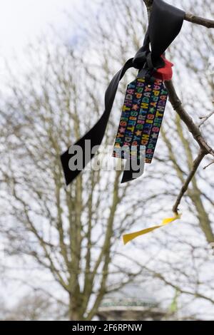 Blumengewähr und Nachricht hinterlassen am Clapham Common Bandstand für Sarah Everard, die von dem Verdächtigen entführt und ermordet wurde Met Police Officer Wayne Stockfoto