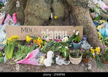 Blumengewähr und Nachricht hinterlassen am Clapham Common Bandstand für Sarah Everard, die von dem Verdächtigen entführt und ermordet wurde Met Police Officer Wayne Stockfoto