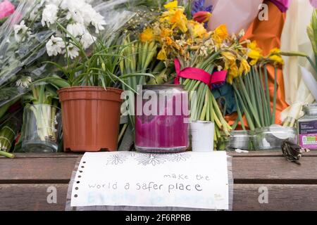 Blumengewähr und Nachricht hinterlassen am Clapham Common Bandstand für Sarah Everard, die von dem Verdächtigen entführt und ermordet wurde Met Police Officer Wayne Stockfoto