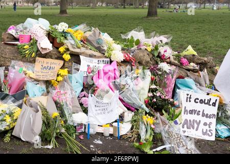 Blumengewähr und Nachricht hinterlassen am Clapham Common Bandstand für Sarah Everard, die von dem Verdächtigen entführt und ermordet wurde Met Police Officer Wayne Stockfoto