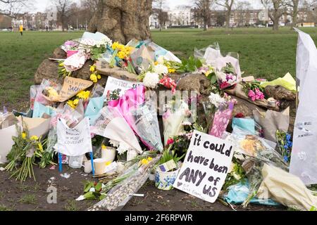 Blumengewähr und Nachricht hinterlassen am Clapham Common Bandstand für Sarah Everard, die von dem Verdächtigen entführt und ermordet wurde Met Police Officer Wayne Stockfoto