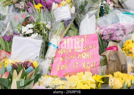 Blumengewähr und Nachricht hinterlassen am Clapham Common Bandstand für Sarah Everard, die von dem Verdächtigen entführt und ermordet wurde Met Police Officer Wayne Stockfoto