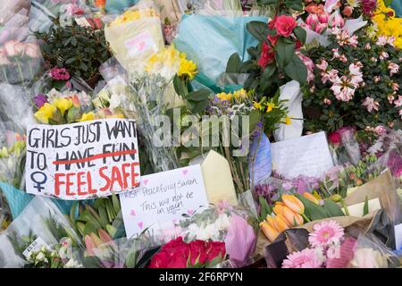 Blumengewähr und Nachricht hinterlassen am Clapham Common Bandstand für Sarah Everard, die von dem Verdächtigen entführt und ermordet wurde Met Police Officer Wayne Stockfoto