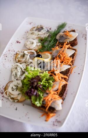 Schneiden verschiedener Fischarten. Schneiden von roten und weißen Fischen. Festlicher Tisch Stockfoto