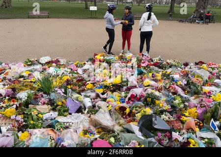 Blumengewähr und Nachricht hinterlassen am Clapham Common Bandstand für Sarah Everard, die von dem Verdächtigen entführt und ermordet wurde Met Police Officer Wayne Stockfoto