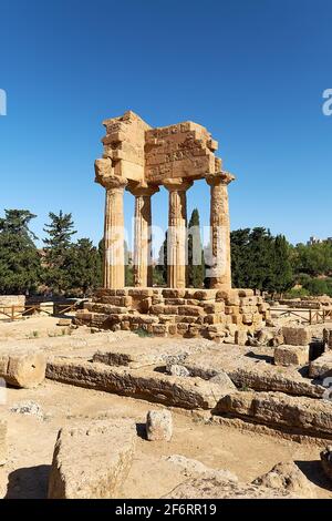 Der Tempel der Brüder Castor und Pollux, Dioscuri. Es hat nur noch vier Spalten und ist zum Symbol von Agrigento geworden. Tal der Tempel in Stockfoto