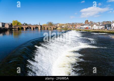 Blick auf das Wehr in River Nith in Dumfries in Dumfries und Galloway, Schottland, Großbritannien Stockfoto