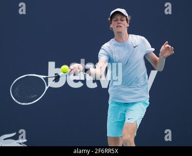 Miami Gardens, Usa. April 2021. Jannik Sinnerin aus Italien gibt den Ball an Roberto Bautista Agut aus Spanien im Halbfinale der Männer bei den Miami Open im Hard Rock Stadium in Miami Gardens, Florida am Freitag, den 2. April 2021, zurück. SINNER rückt am Sonntag in das Finale der Männer vor. Foto von Gary i Rothstein/UPI Credit: UPI/Alamy Live News Stockfoto