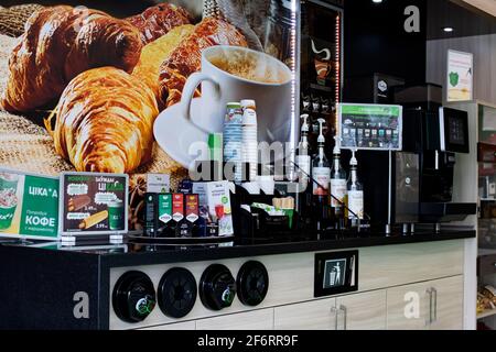 WEISSRUSSLAND, VITEBSK - 10. SEPTEMBER 2020: Selbstbedienungskaffeemaschine im Geschäft Stockfoto