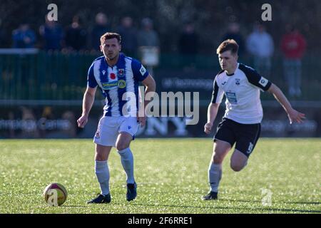 Lewis Harling aus Penybont im Kampf gegen Danny Williams of Haverfordwest County Penybont / Haverfordwest County at Bryntirion Park in Der JD Cymru Stockfoto